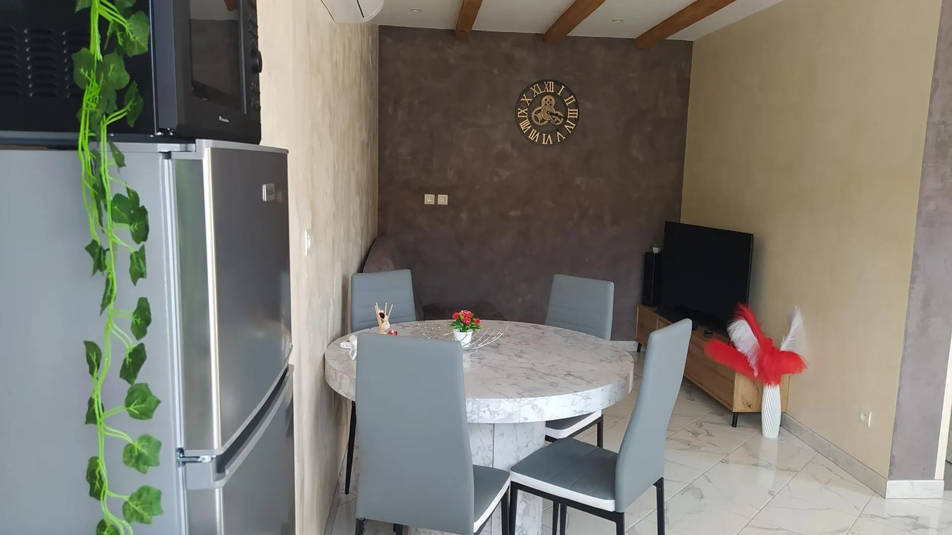 Studio Cosy Avec Terrasse Et Jacuzzi A Disposition De Mai A Aout Rians  0*, Rians (Var)