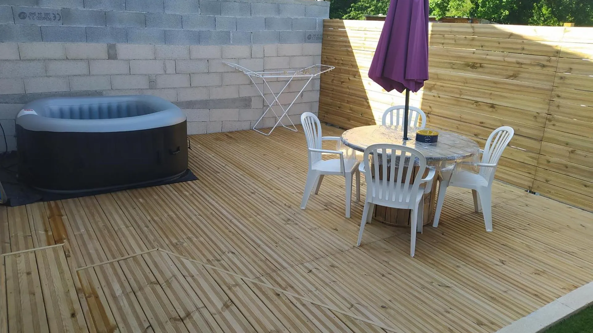 Apartment Studio Cosy Avec Terrasse Et Jacuzzi A Disposition De Mai A Aout Rians
