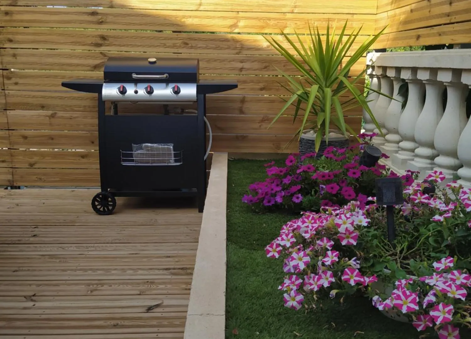 Apartment Studio Cosy Avec Terrasse Et Jacuzzi A Disposition De Mai A Aout Rians